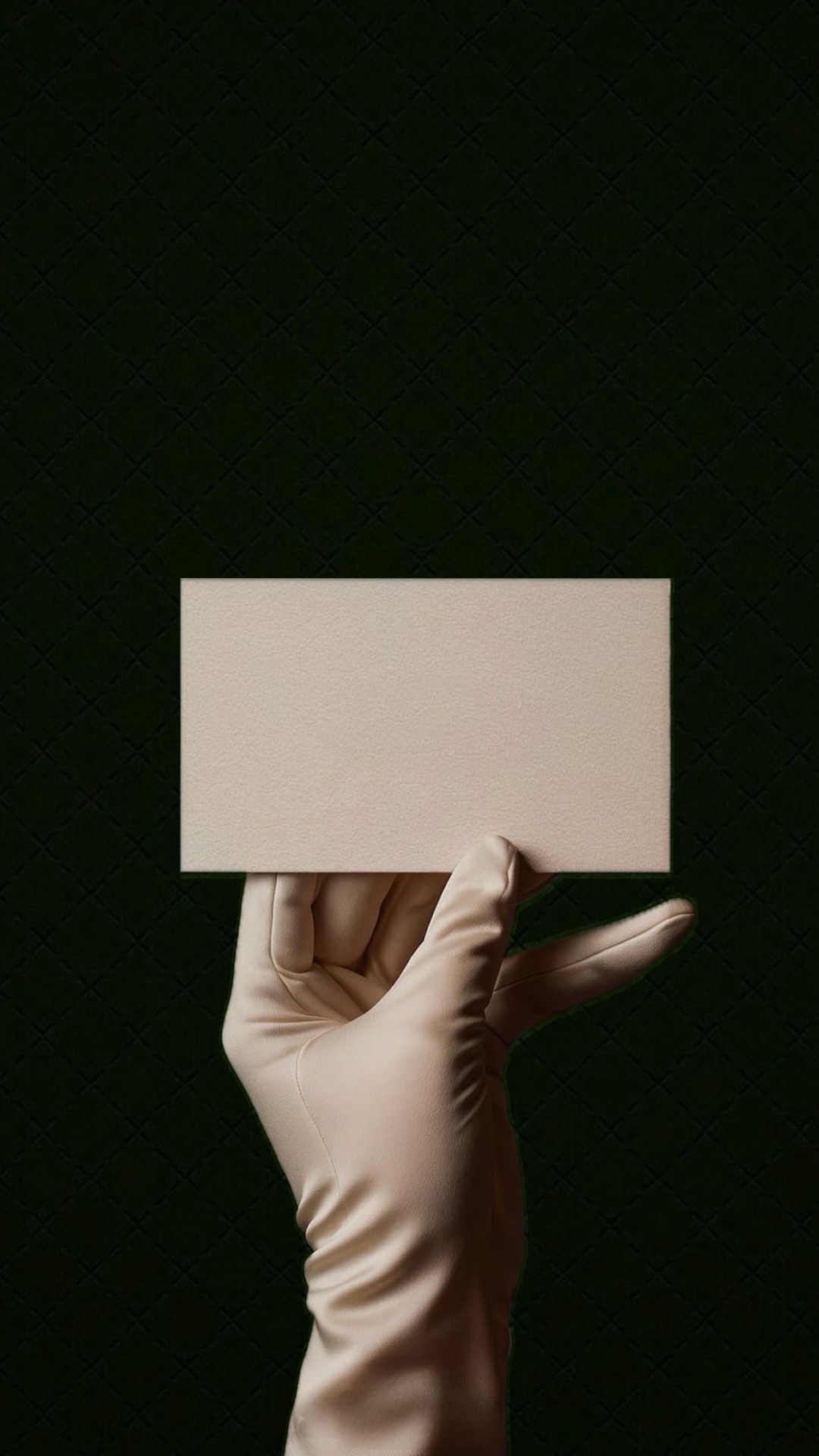 Una mano con guante presenta una tarjeta